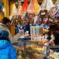 Lebkuchen hearts and other sweets (1951 visites) The traditional heart-shaped lebkuchen and other sweets at the Alexanderplatz Christmas market Lebkuchen hearts and other sweets